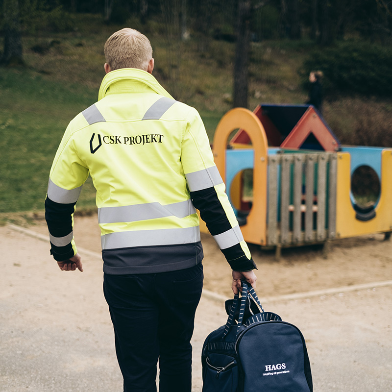 Besiktning pågår av lekpark